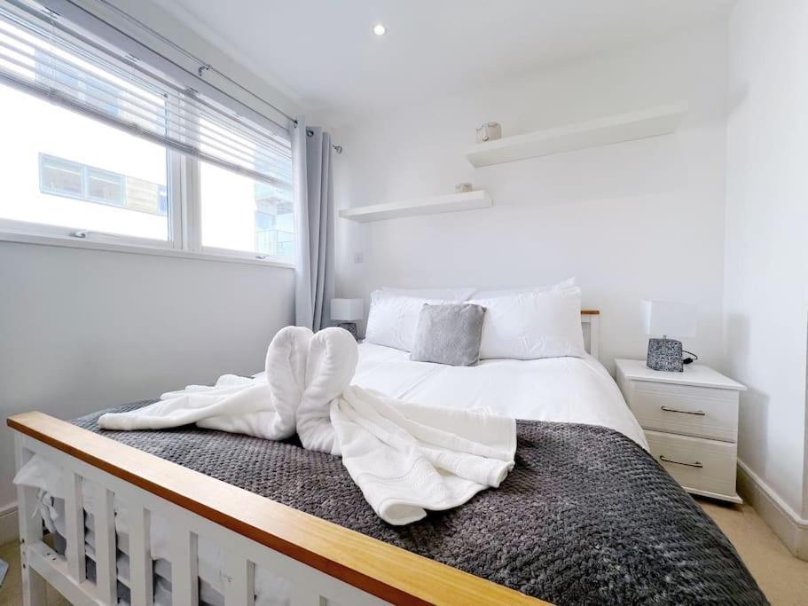 Stylish Seaview One-Bedroom Apt Swansea Exterior photo