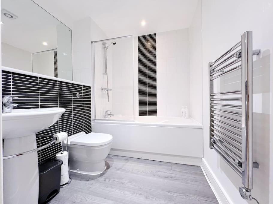 Stylish Seaview One-Bedroom Apt Swansea Exterior photo