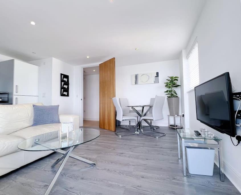Stylish Seaview One-Bedroom Apt Swansea Exterior photo