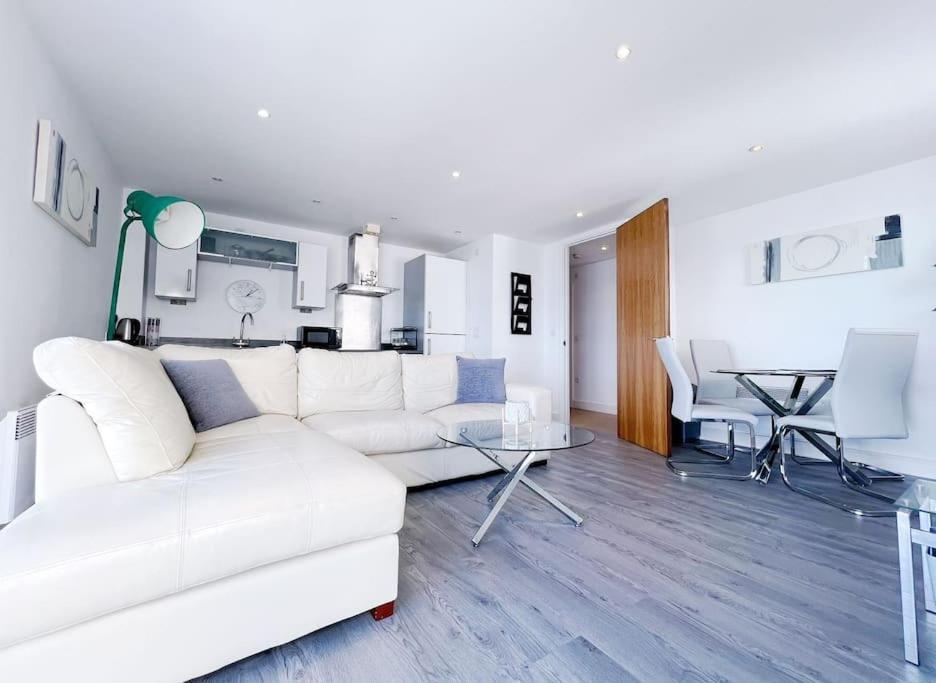 Stylish Seaview One-Bedroom Apt Swansea Exterior photo